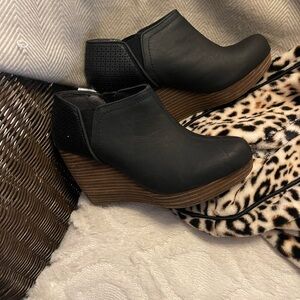 Dr. Scholl's Black and Brown Wedge Shoes